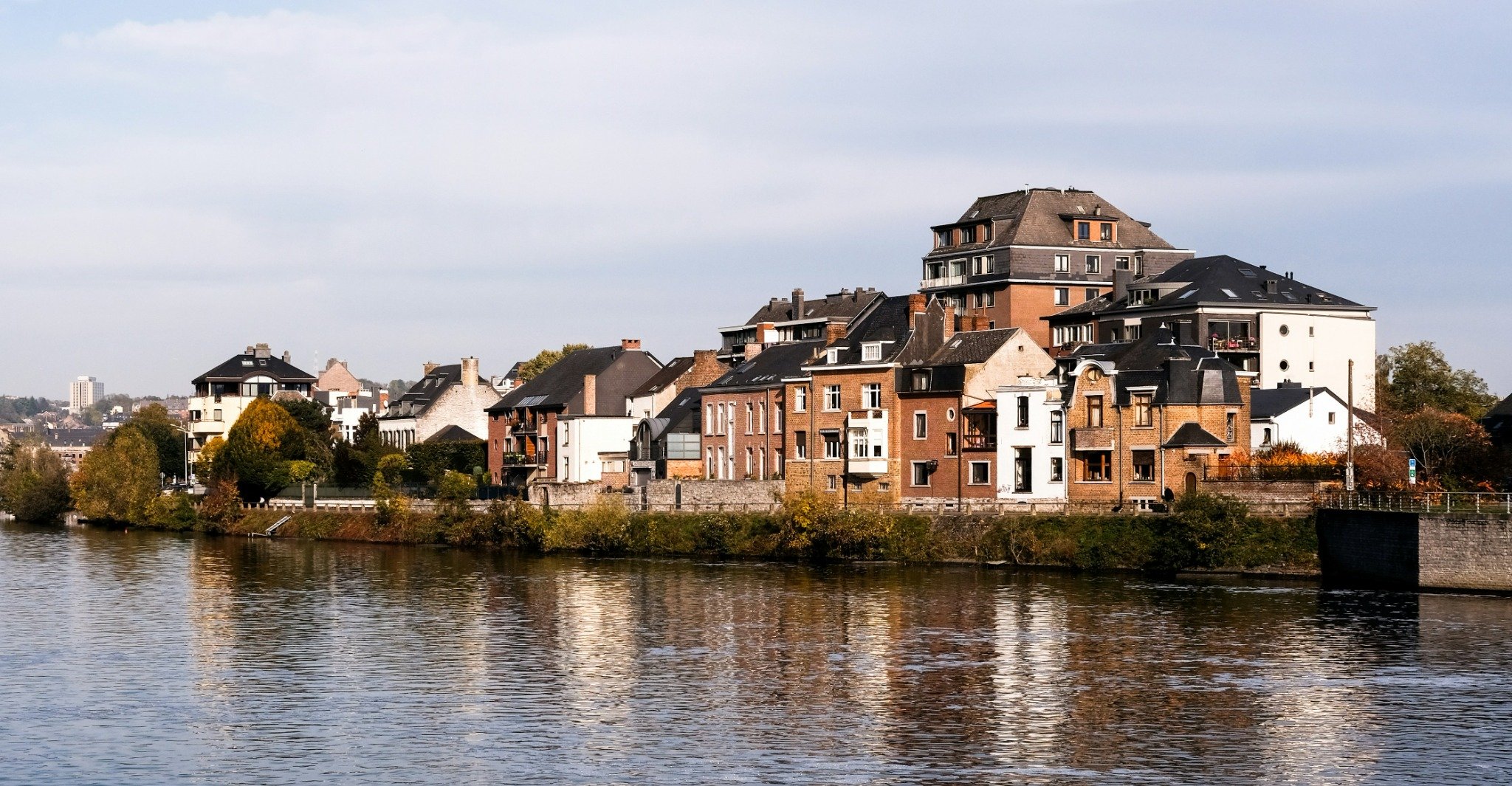 Pourquoi les comparateurs d’agences immobilières se développent à Namur (et ce que cela change pour les vendeurs et les agents)
